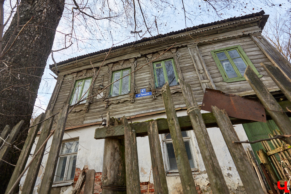 В 1927 году Подбульварную соединили с Подсоборной и присвоили новой длинной улице фамилию. Улица Урицкого располагается на «опасном» холме, близко к железной дороге и прямо под центральными соборами 12 века.