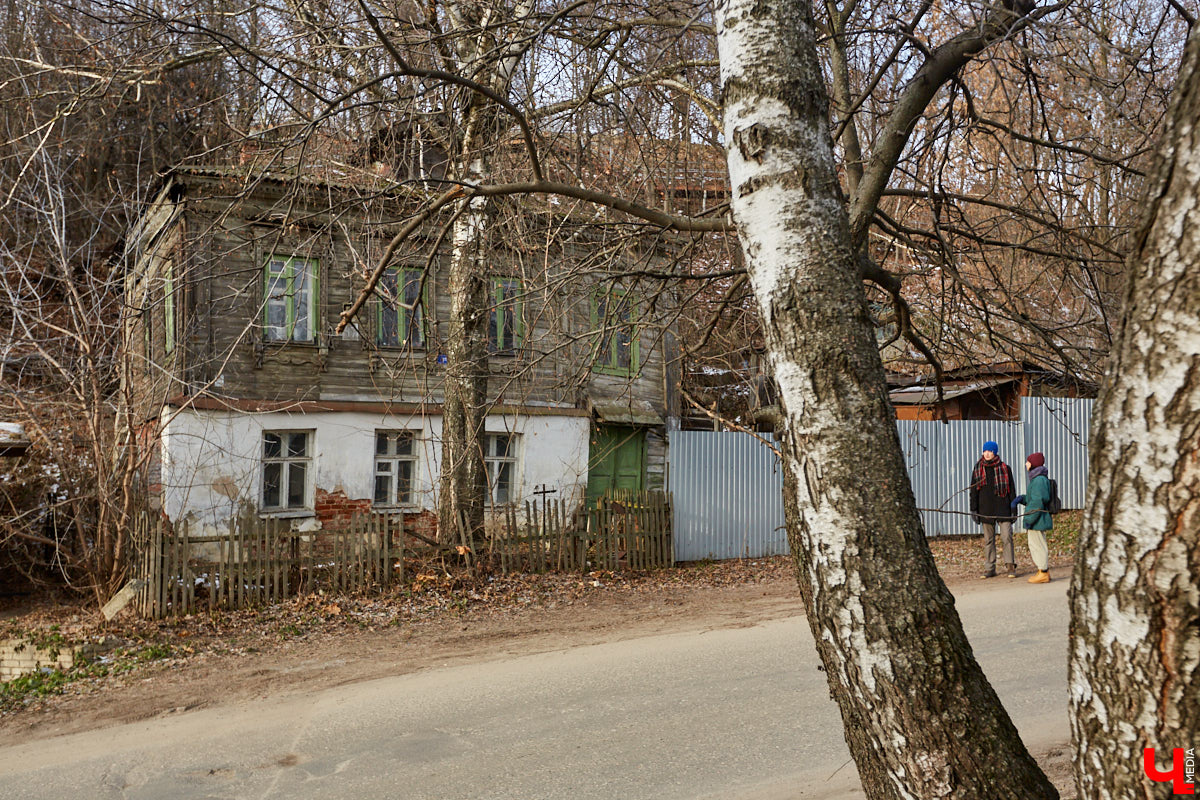 В 1927 году Подбульварную соединили с Подсоборной и присвоили новой длинной улице фамилию. Улица Урицкого располагается на «опасном» холме, близко к железной дороге и прямо под центральными соборами 12 века.