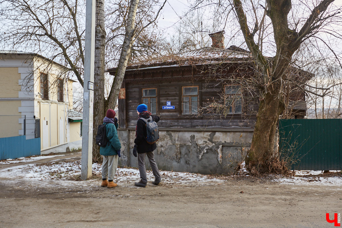 В 1927 году Подбульварную соединили с Подсоборной и присвоили новой длинной улице фамилию. Улица Урицкого располагается на «опасном» холме, близко к железной дороге и прямо под центральными соборами 12 века.