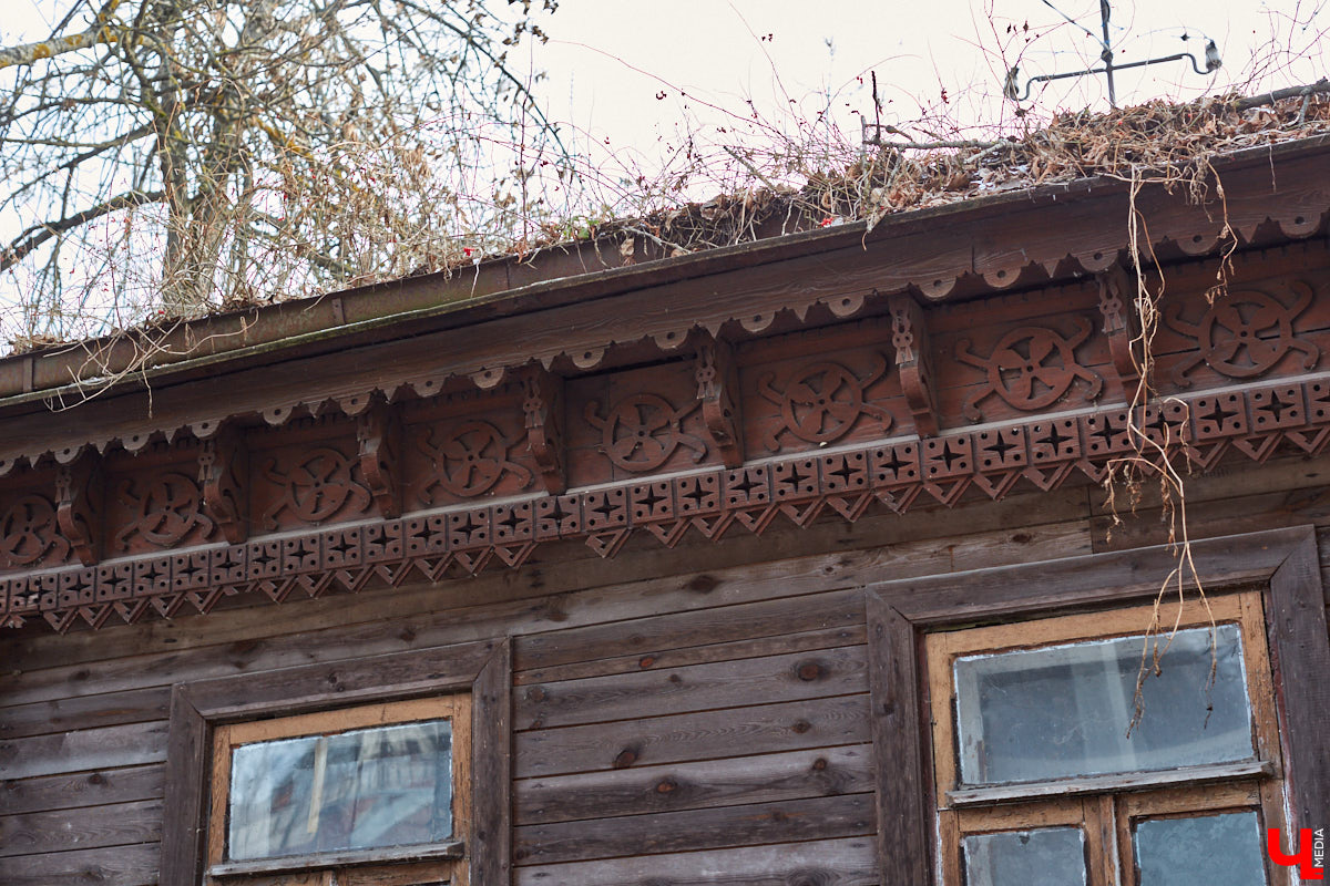 В 1927 году Подбульварную соединили с Подсоборной и присвоили новой длинной улице фамилию. Улица Урицкого располагается на «опасном» холме, близко к железной дороге и прямо под центральными соборами 12 века.