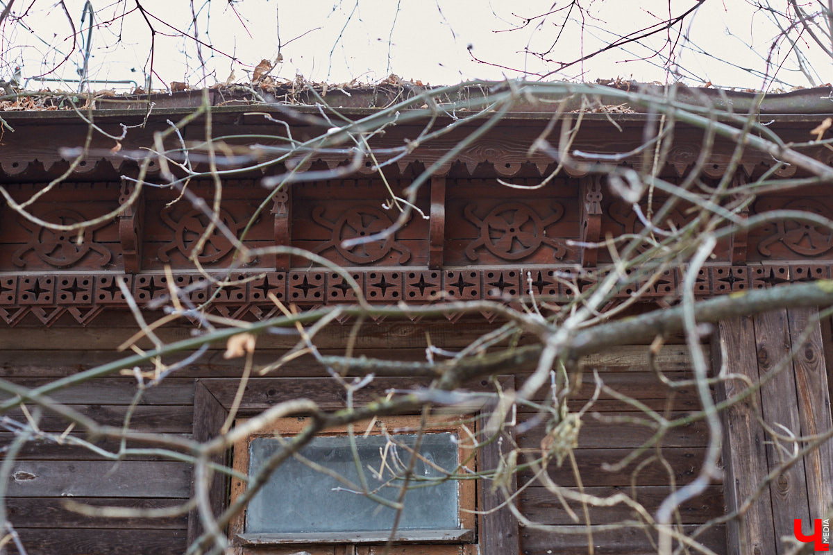 В 1927 году Подбульварную соединили с Подсоборной и присвоили новой длинной улице фамилию. Улица Урицкого располагается на «опасном» холме, близко к железной дороге и прямо под центральными соборами 12 века.
