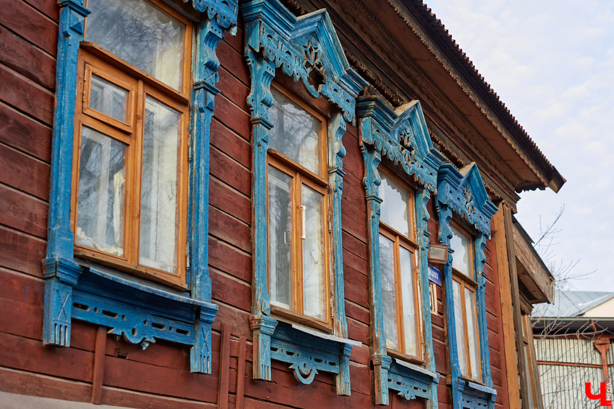 В 1927 году Подбульварную соединили с Подсоборной и присвоили новой длинной улице фамилию. Улица Урицкого располагается на «опасном» холме, близко к железной дороге и прямо под центральными соборами 12 века.