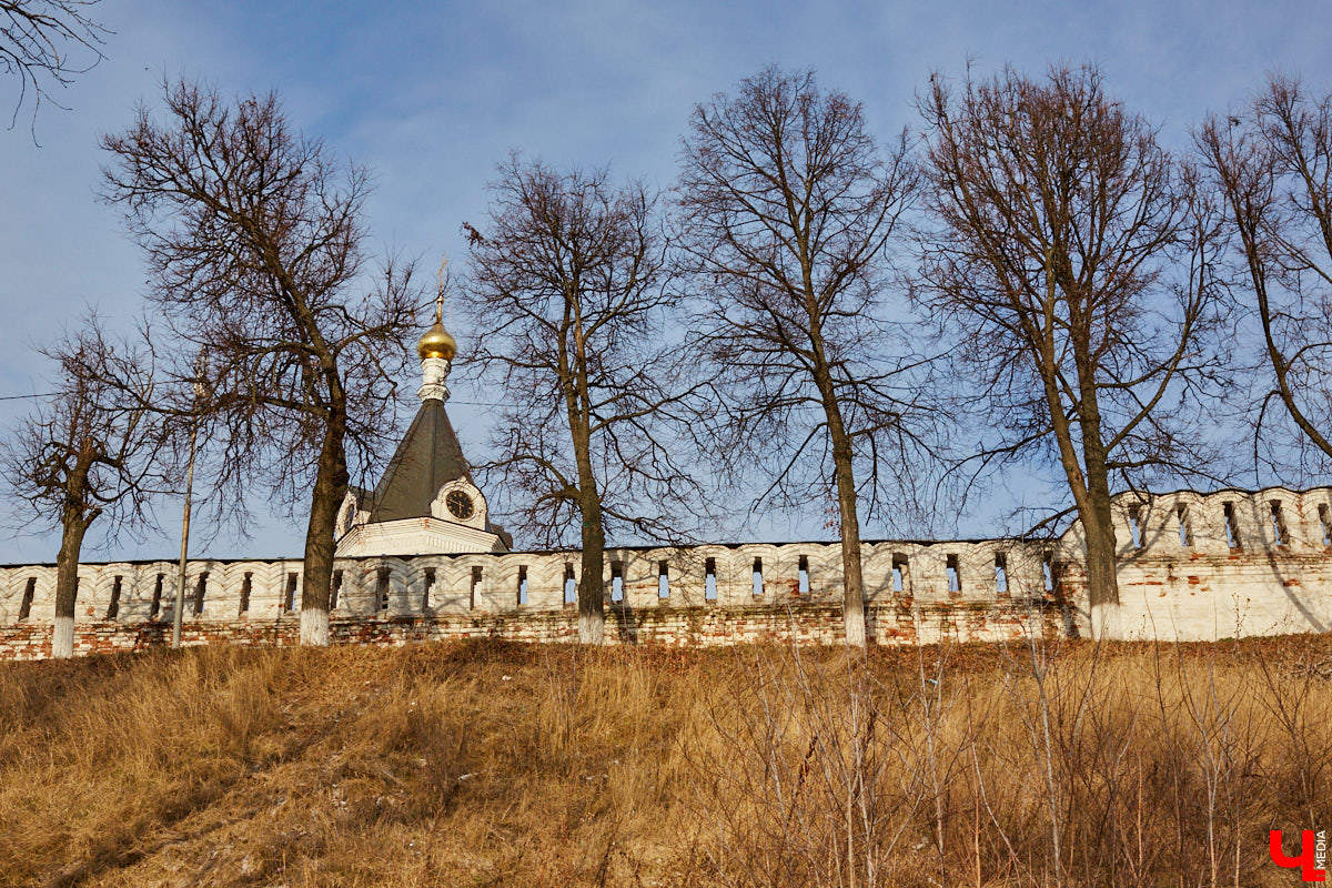 В 1927 году Подбульварную соединили с Подсоборной и присвоили новой длинной улице фамилию. Улица Урицкого располагается на «опасном» холме, близко к железной дороге и прямо под центральными соборами 12 века.