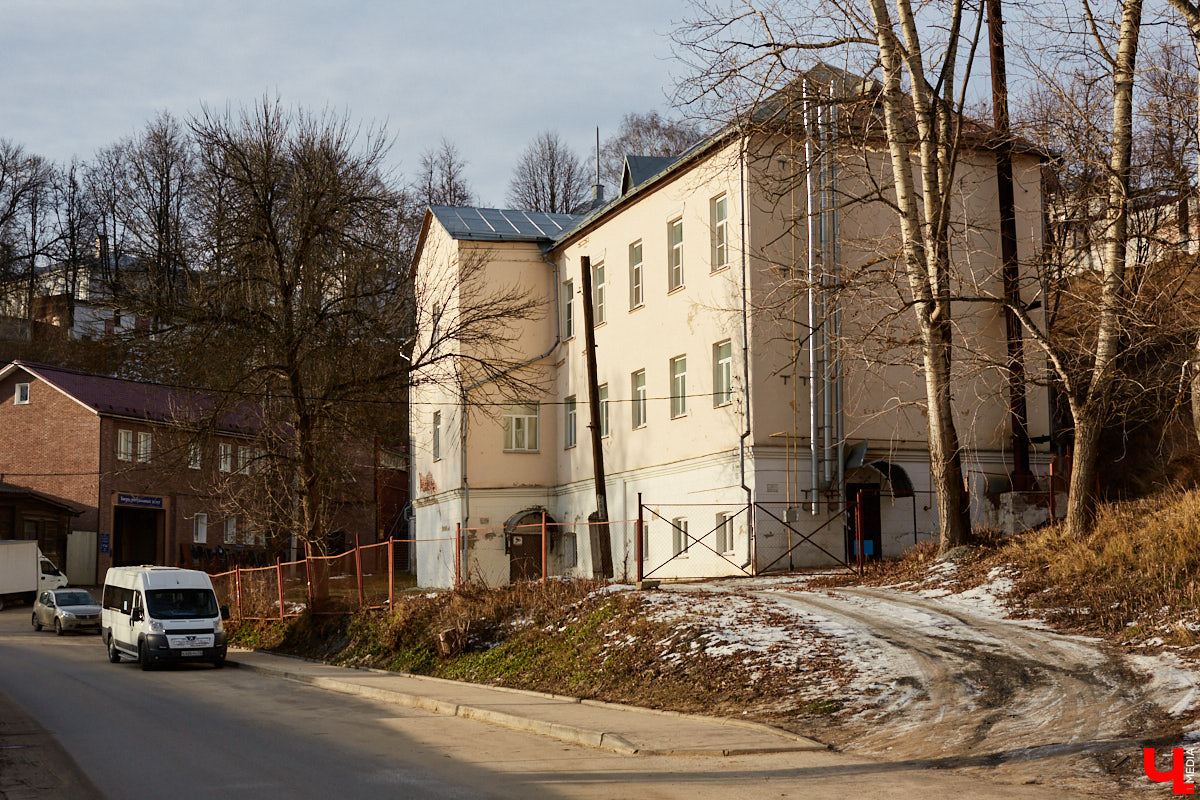 В 1927 году Подбульварную соединили с Подсоборной и присвоили новой длинной улице фамилию. Улица Урицкого располагается на «опасном» холме, близко к железной дороге и прямо под центральными соборами 12 века.