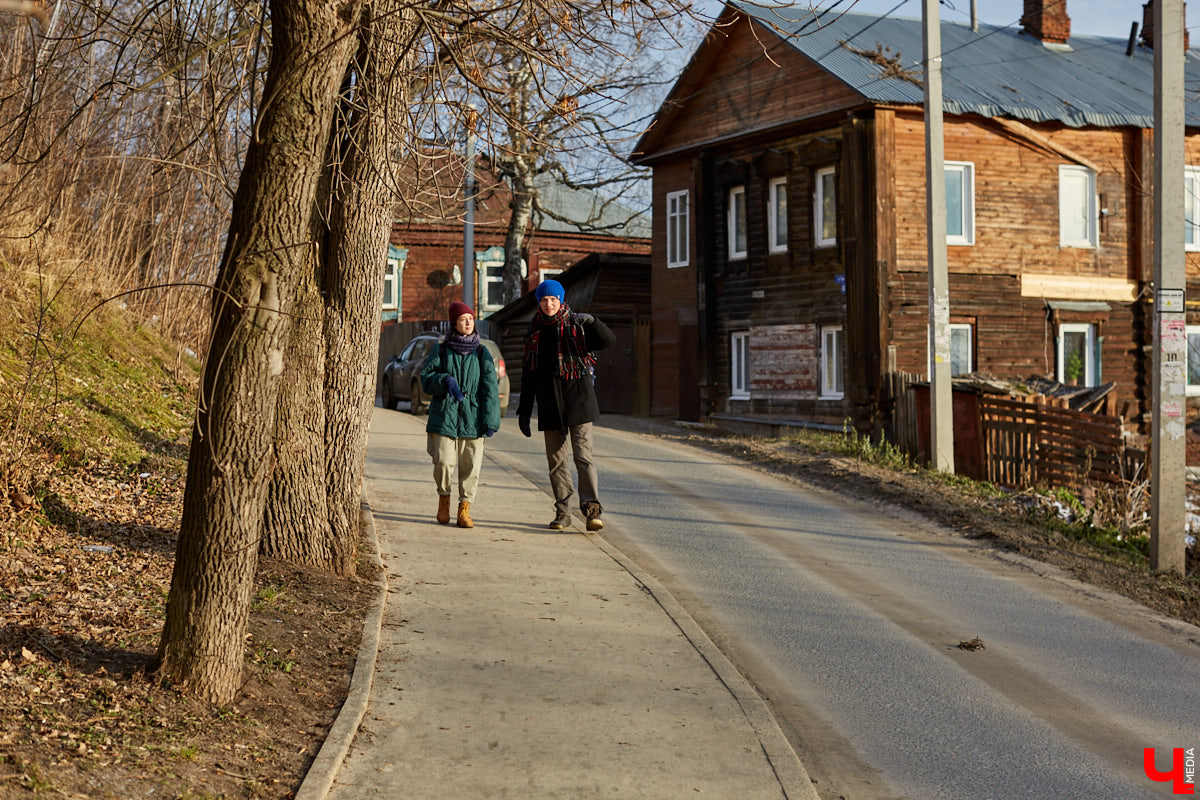 В 1927 году Подбульварную соединили с Подсоборной и присвоили новой длинной улице фамилию. Улица Урицкого располагается на «опасном» холме, близко к железной дороге и прямо под центральными соборами 12 века.