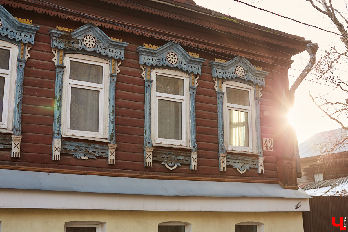 В 1927 году Подбульварную соединили с Подсоборной и присвоили новой длинной улице фамилию. Улица Урицкого располагается на «опасном» холме, близко к железной дороге и прямо под центральными соборами 12 века.