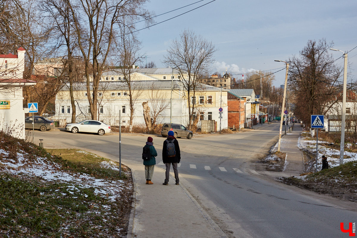 В 1927 году Подбульварную соединили с Подсоборной и присвоили новой длинной улице фамилию. Улица Урицкого располагается на «опасном» холме, близко к железной дороге и прямо под центральными соборами 12 века.