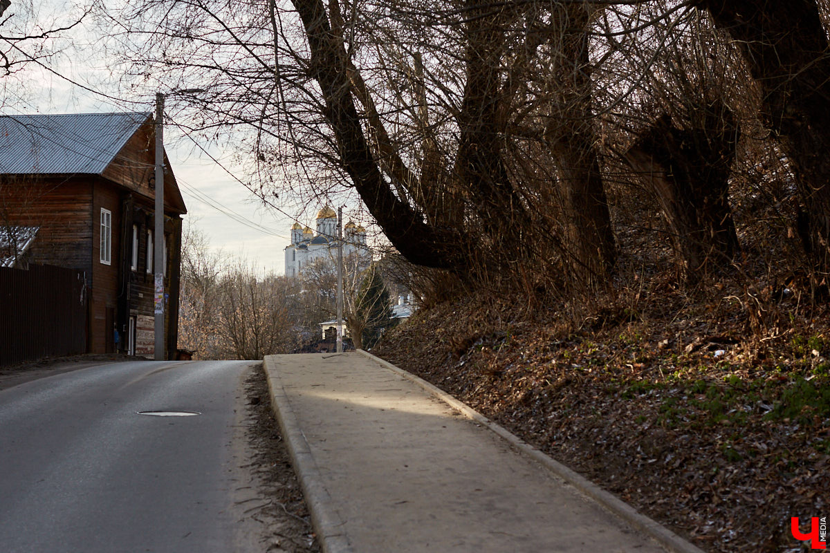 В 1927 году Подбульварную соединили с Подсоборной и присвоили новой длинной улице фамилию. Улица Урицкого располагается на «опасном» холме, близко к железной дороге и прямо под центральными соборами 12 века.