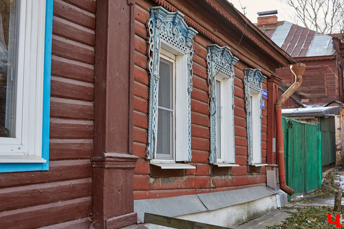 В 1927 году Подбульварную соединили с Подсоборной и присвоили новой длинной улице фамилию. Улица Урицкого располагается на «опасном» холме, близко к железной дороге и прямо под центральными соборами 12 века.