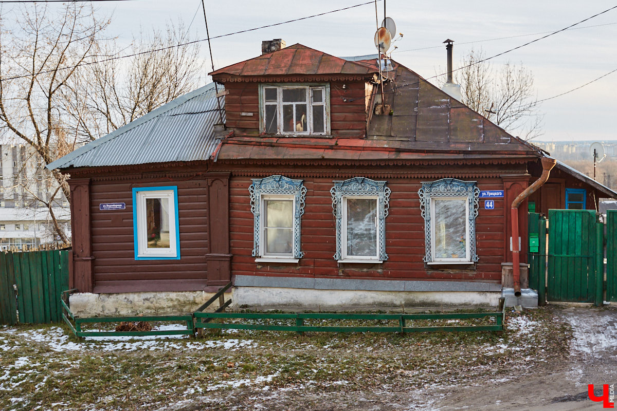 В 1927 году Подбульварную соединили с Подсоборной и присвоили новой длинной улице фамилию. Улица Урицкого располагается на «опасном» холме, близко к железной дороге и прямо под центральными соборами 12 века.
