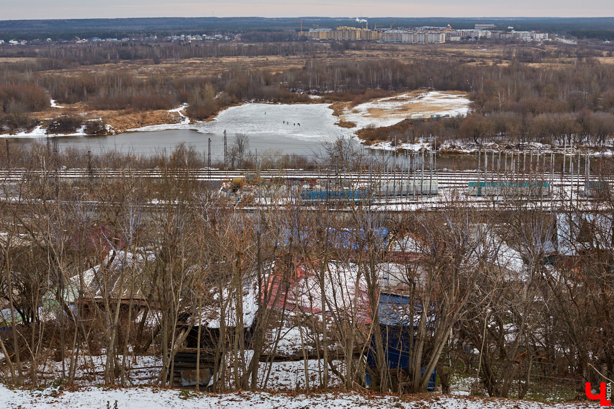 В 1927 году Подбульварную соединили с Подсоборной и присвоили новой длинной улице фамилию. Улица Урицкого располагается на «опасном» холме, близко к железной дороге и прямо под центральными соборами 12 века.