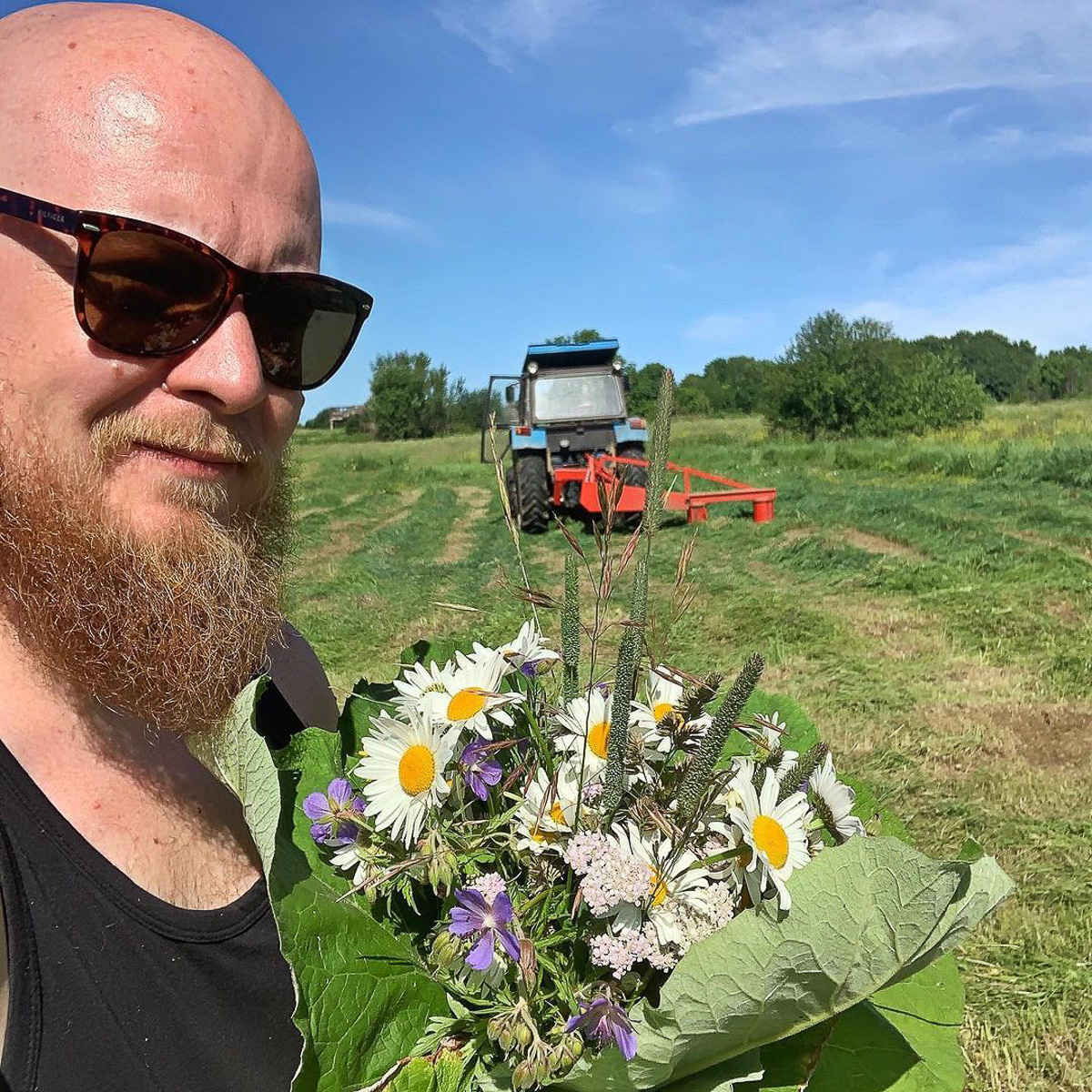 Денис — москвич, занимался творческими профессиями. Три года назад он кардинально изменил свою жизнь и стал фермером. Как ему живется в глубинке?