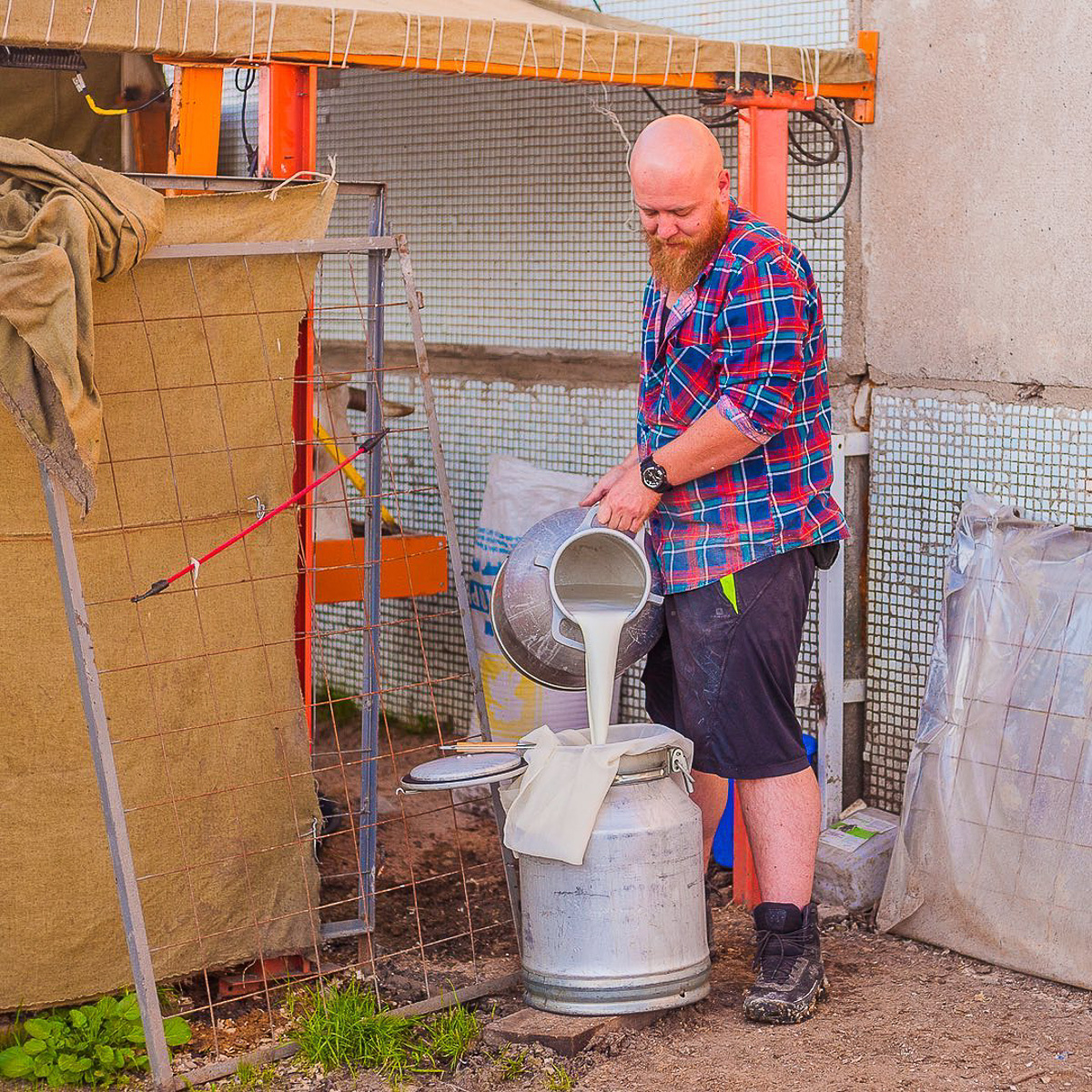 Денис — москвич, занимался творческими профессиями. Три года назад он кардинально изменил свою жизнь и стал фермером. Как ему живется в глубинке?
