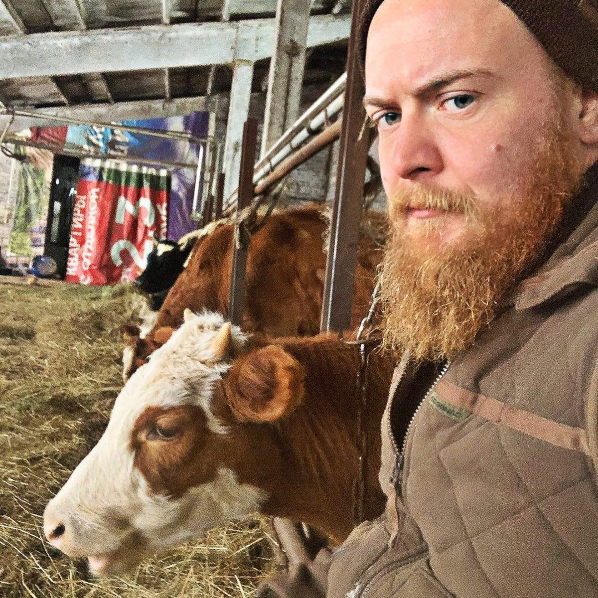 Денис — москвич, занимался творческими профессиями. Три года назад он кардинально изменил свою жизнь и стал фермером. Как ему живется в глубинке?