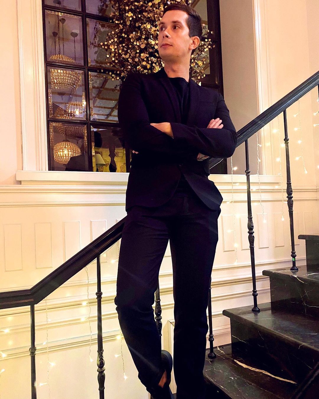 Танцуем на морозе, чтобы согреться. Лирично подвываем саксофонисту Илье Марселю, качаемся под сумасбродный мини-альбом «Глазированной Пихты» и прыгаем под вернувшихся из творческого отпуска гранж-музыкантов Round Hills