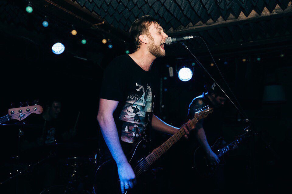 Танцуем на морозе, чтобы согреться. Лирично подвываем саксофонисту Илье Марселю, качаемся под сумасбродный мини-альбом «Глазированной Пихты» и прыгаем под вернувшихся из творческого отпуска гранж-музыкантов Round Hills