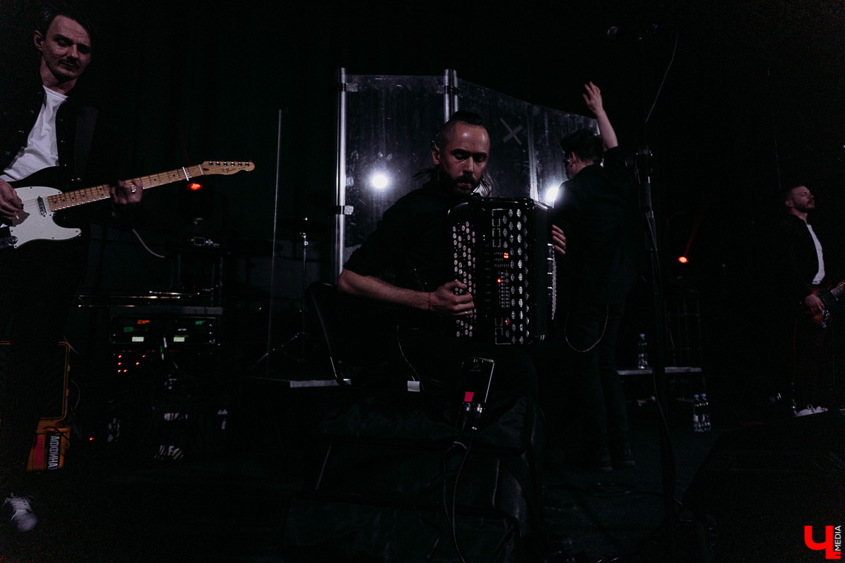 Разговариваем с петербургской группой «Аффинаж» в гримерке перед концертом, напоминавшим театральное представление