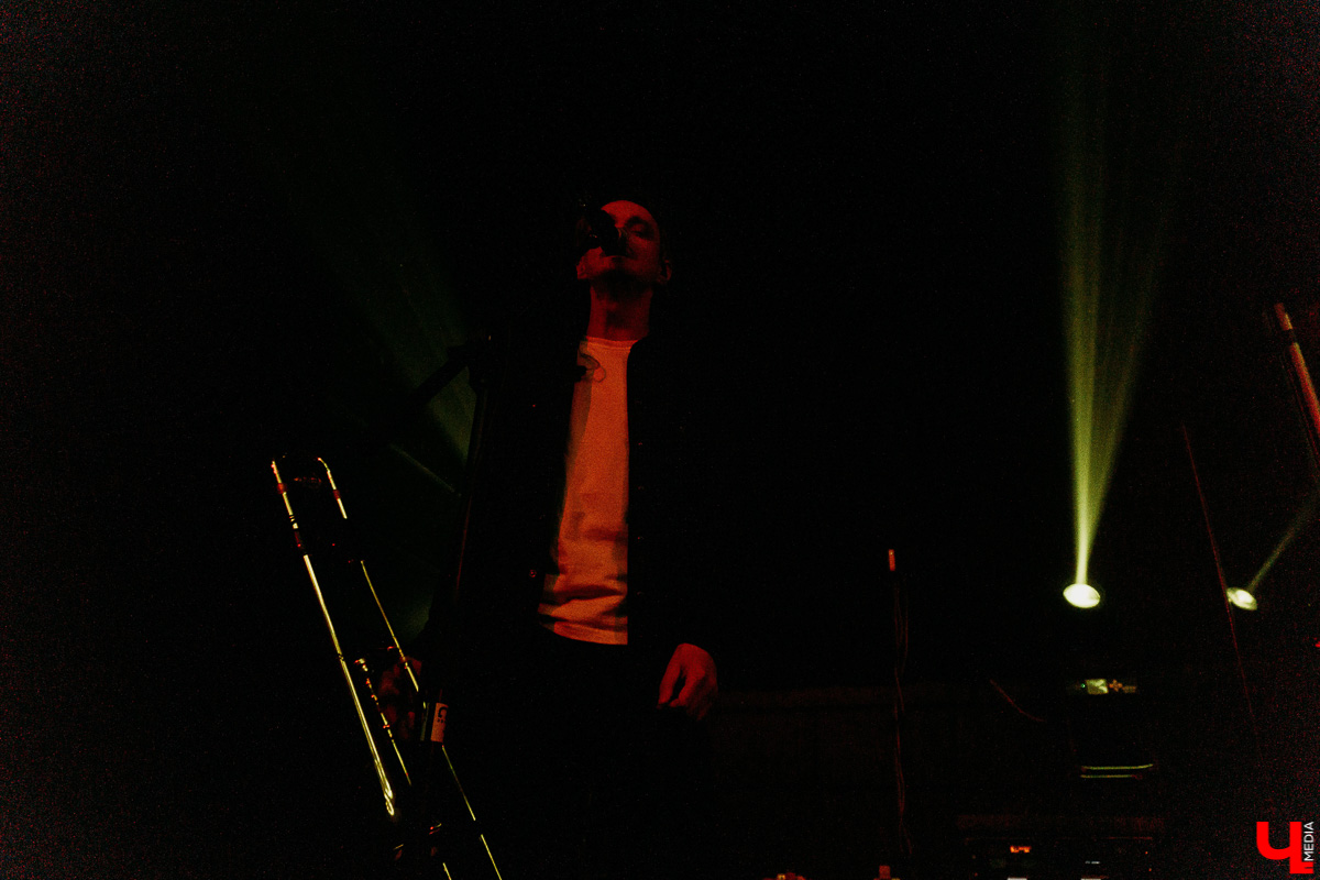 Разговариваем с петербургской группой «Аффинаж» в гримерке перед концертом, напоминавшим театральное представление