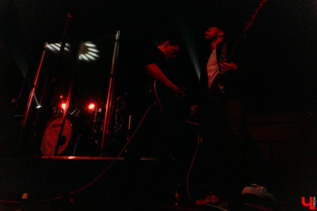 Разговариваем с петербургской группой «Аффинаж» в гримерке перед концертом, напоминавшим театральное представление