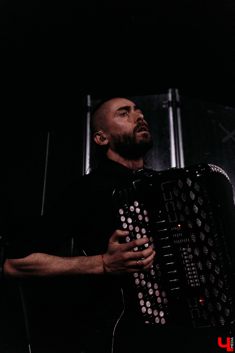 Разговариваем с петербургской группой «Аффинаж» в гримерке перед концертом, напоминавшим театральное представление