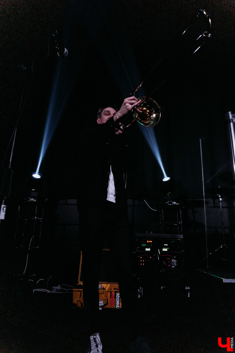 Разговариваем с петербургской группой «Аффинаж» в гримерке перед концертом, напоминавшим театральное представление