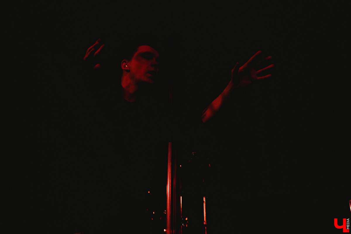 Разговариваем с петербургской группой «Аффинаж» в гримерке перед концертом, напоминавшим театральное представление