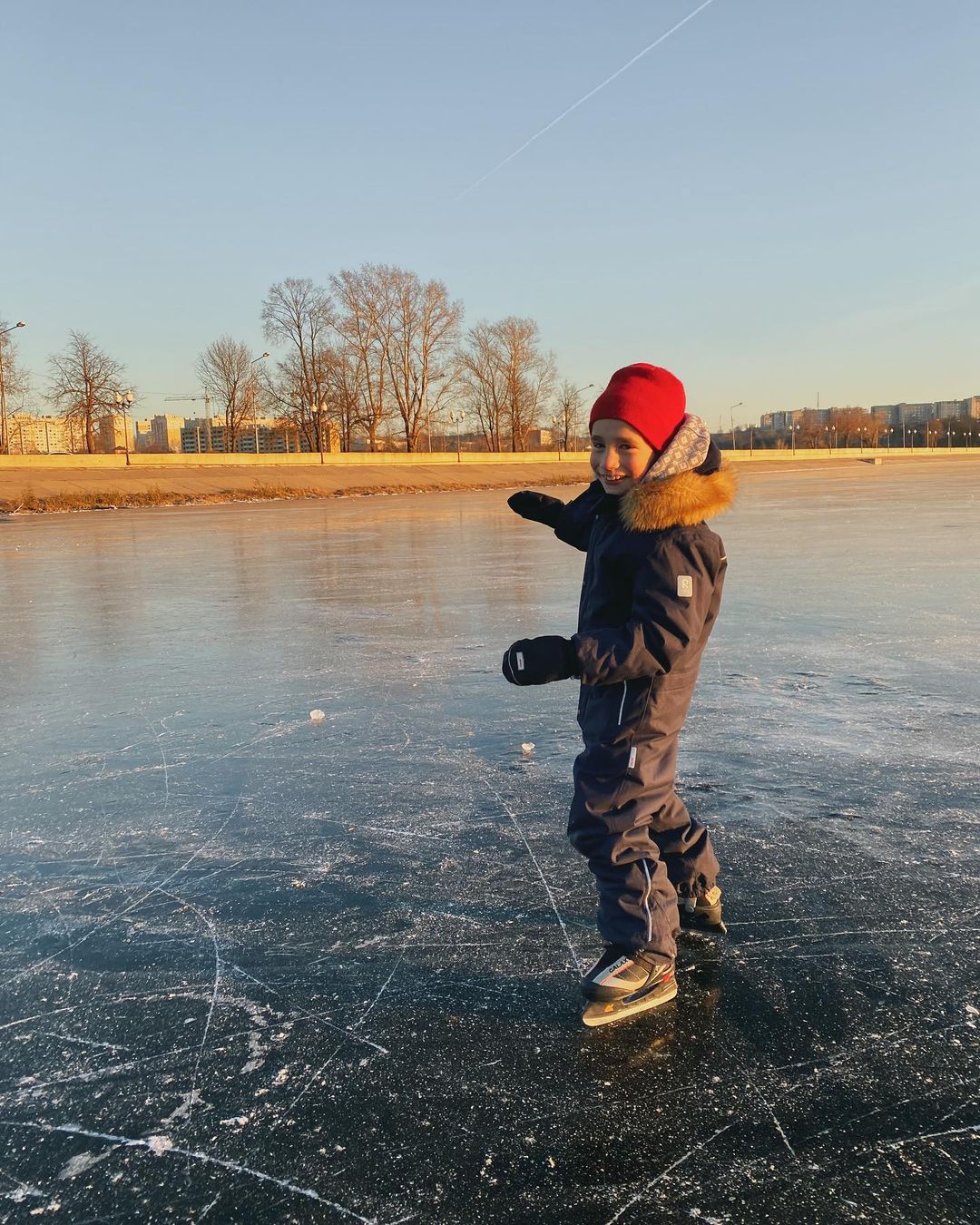 Учимся выбирать природный лед, безопасно кататься и восхищаться красотой леса вместе с горожанами!
