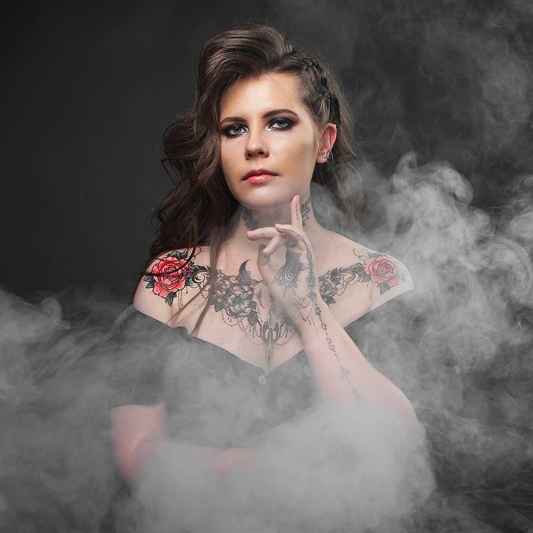 Изучаем становление рисунков хной с Дарьей Безгачевой, мастером прекрасных корон и мехенди, которыми она занимается в тату-салоне Тимати