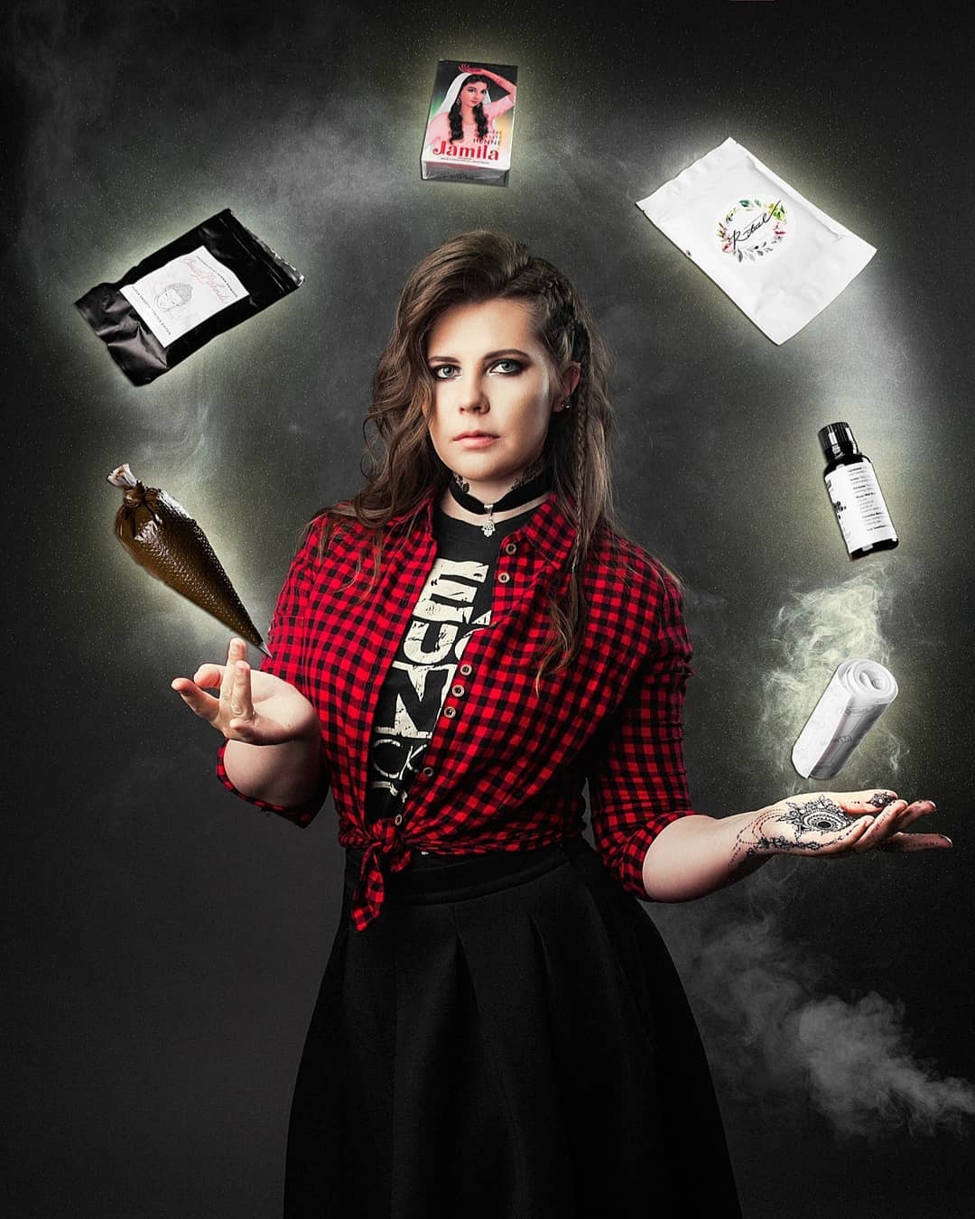 Изучаем становление рисунков хной с Дарьей Безгачевой, мастером прекрасных корон и мехенди, которыми она занимается в тату-салоне Тимати