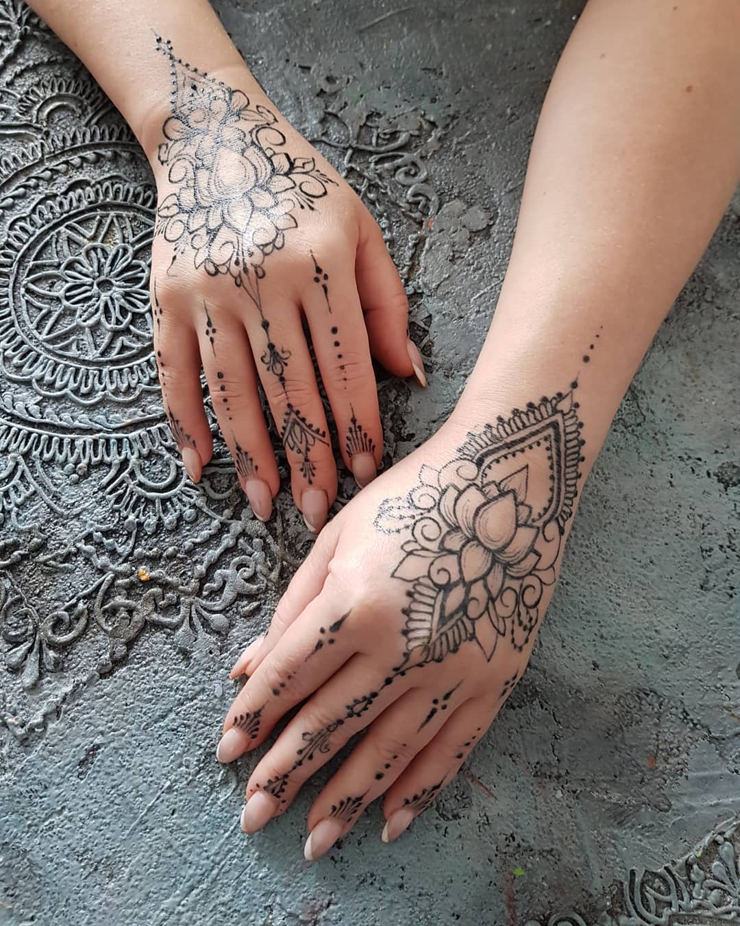 Изучаем становление рисунков хной с Дарьей Безгачевой, мастером прекрасных корон и мехенди, которыми она занимается в тату-салоне Тимати