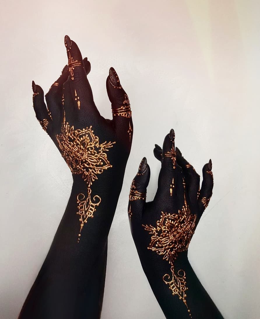 Изучаем становление рисунков хной с Дарьей Безгачевой, мастером прекрасных корон и мехенди, которыми она занимается в тату-салоне Тимати