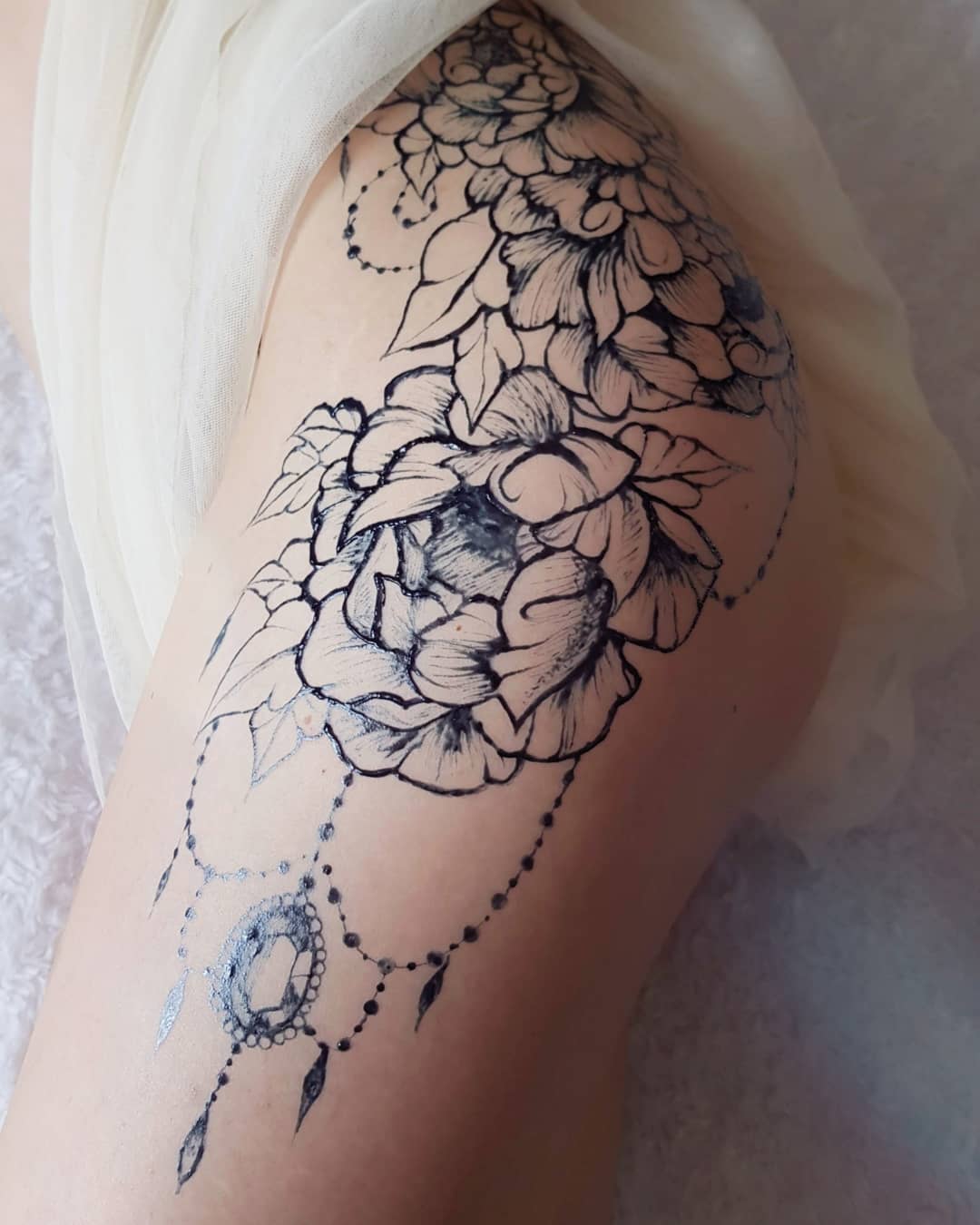 Изучаем становление рисунков хной с Дарьей Безгачевой, мастером прекрасных корон и мехенди, которыми она занимается в тату-салоне Тимати