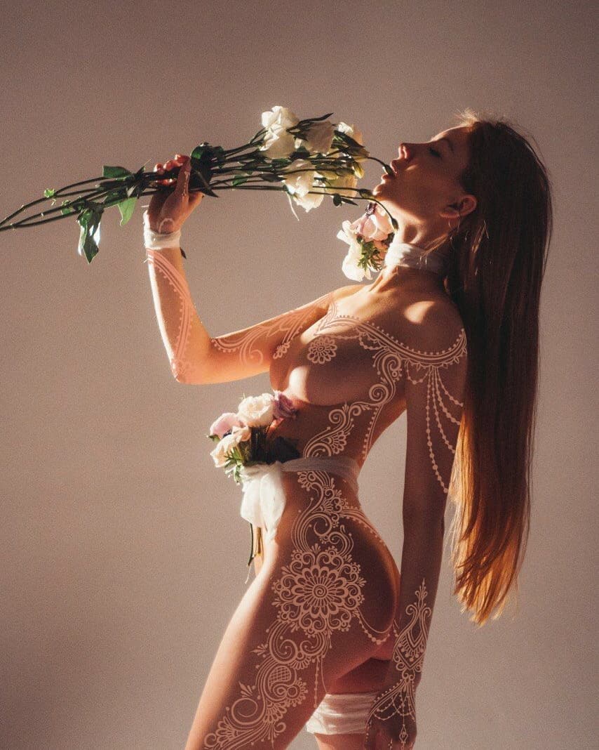 Изучаем становление рисунков хной с Дарьей Безгачевой, мастером прекрасных корон и мехенди, которыми она занимается в тату-салоне Тимати