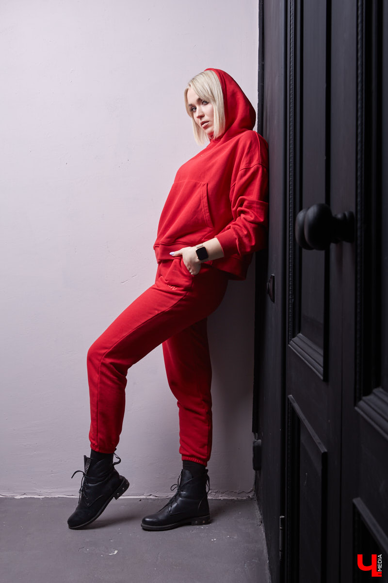 Виктория Силантьева — человек настроения, который любит разные цвета в гардеробе. Все зависит от каждого конкретного дня: таковы правила руководителя отдела маркетинга фитнес-клуба «Атмосфера»