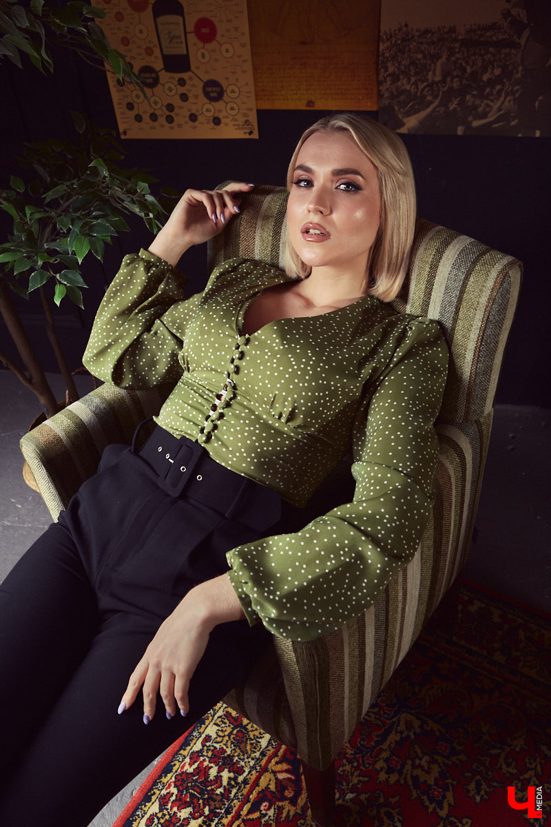 Виктория Силантьева — человек настроения, который любит разные цвета в гардеробе. Все зависит от каждого конкретного дня: таковы правила руководителя отдела маркетинга фитнес-клуба «Атмосфера»