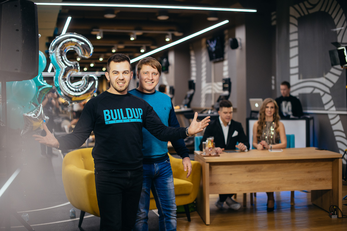 В выходные отгремел третий день рождения «Атмосферы». Да, он выпал не на самый подходящий для вечеринок период, именно поэтому креативная команда фитнес-клуба решила устроить онлайн-праздник!