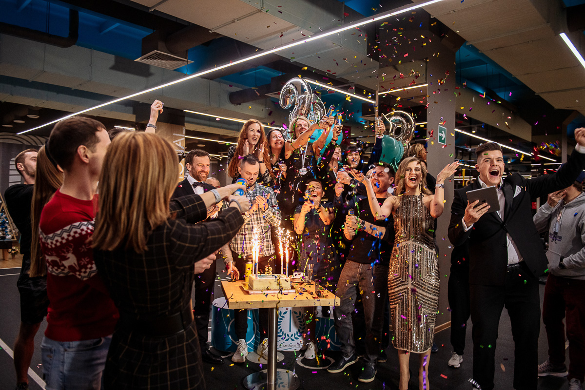 В выходные отгремел третий день рождения «Атмосферы». Да, он выпал не на самый подходящий для вечеринок период, именно поэтому креативная команда фитнес-клуба решила устроить онлайн-праздник!