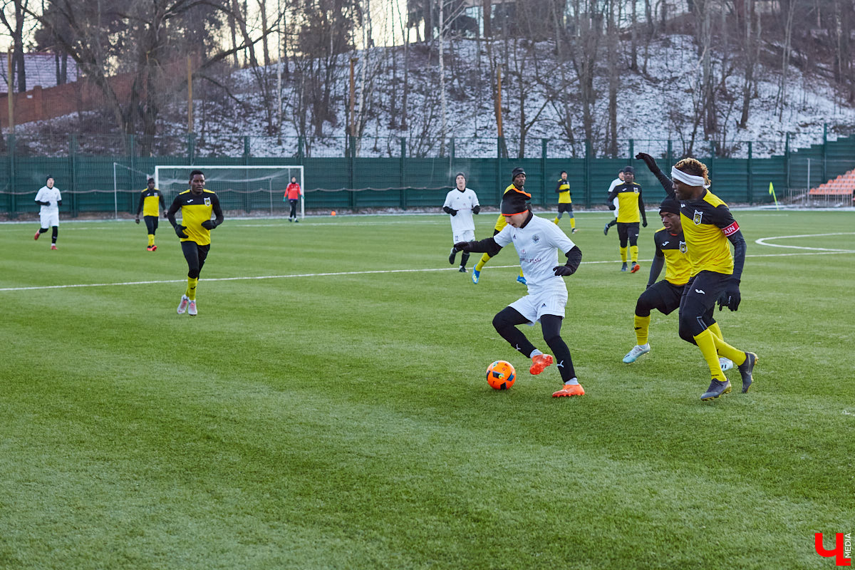 Молодые владимирские футболисты из «Торпедо» в декабре сыграли с московской любительской командой «Сила», спортсмены которой приехали из стран Азии, Африки и СНГ.