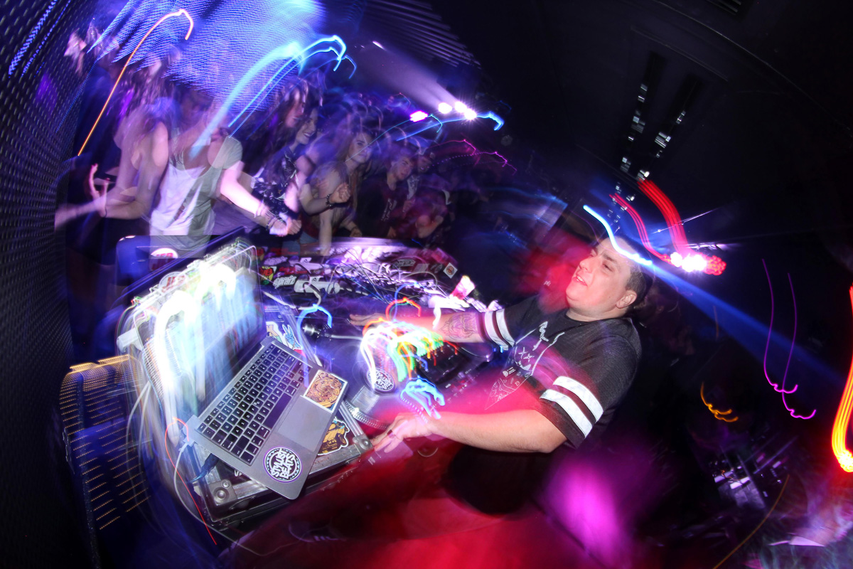 Посмотрим на ночную жизнь владимирцев глазами охранника. Спойлер: происходящее в клубах смешно и нелепо.