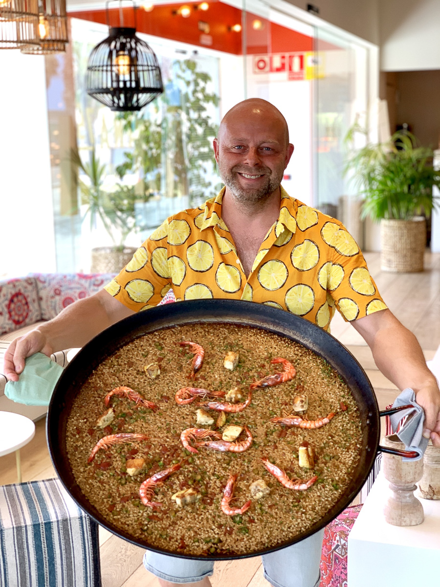 Чтобы вы без лишних хлопот смогли порадовать близких в праздничную ночь, мы попросили известных владимирцев поделиться рецептами своих фирменных блюд, а заодно рассказать, как они планируют встретить Новый, 2021 год.