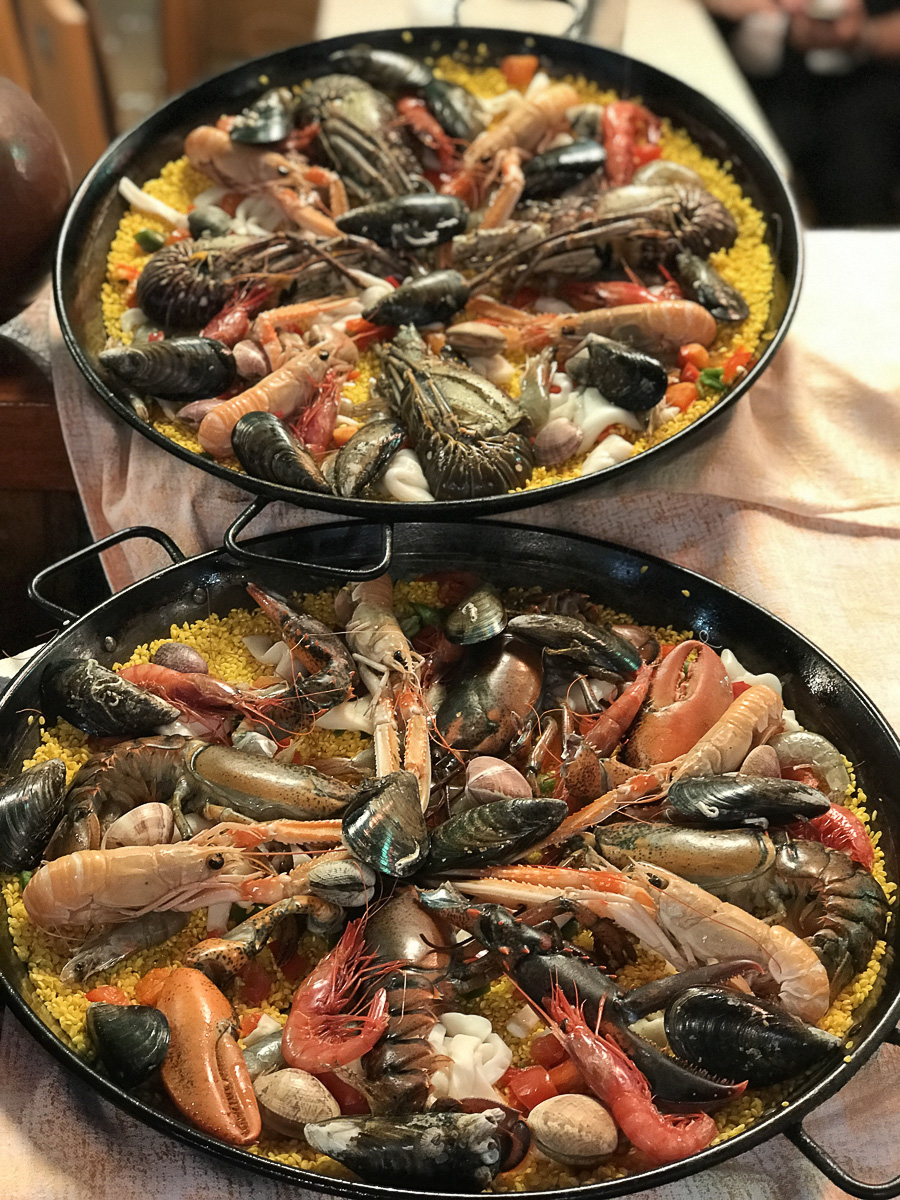 Чтобы вы без лишних хлопот смогли порадовать близких в праздничную ночь, мы попросили известных владимирцев поделиться рецептами своих фирменных блюд, а заодно рассказать, как они планируют встретить Новый, 2021 год.