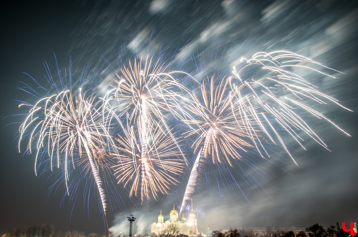 Праздник к нам приходит вместе с порцией ограничений. Разбираемся в ситуации по школам, общепиту и городскими празднествами.