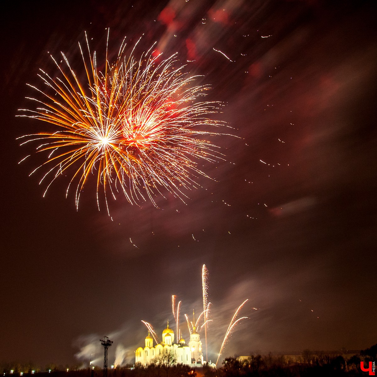 Праздник к нам приходит вместе с порцией ограничений. Разбираемся в ситуации по школам, общепиту и городскими празднествами.