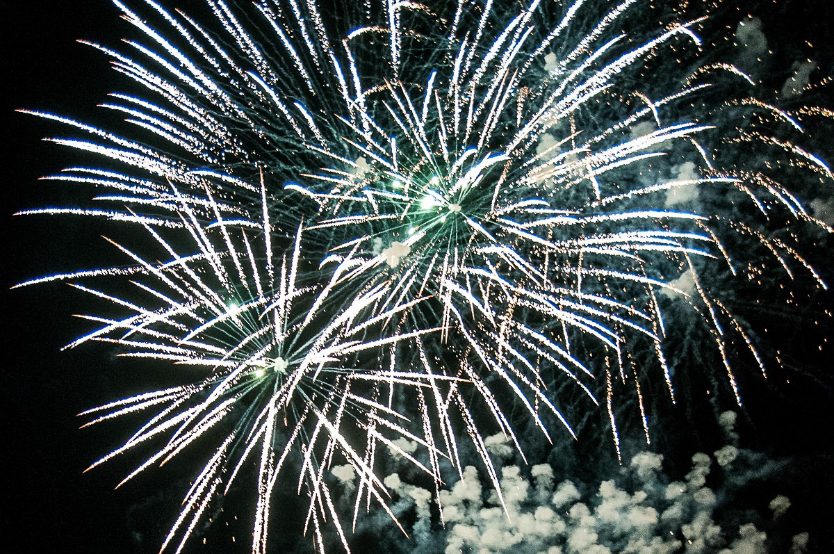 Праздник к нам приходит вместе с порцией ограничений. Разбираемся в ситуации по школам, общепиту и городскими празднествами.