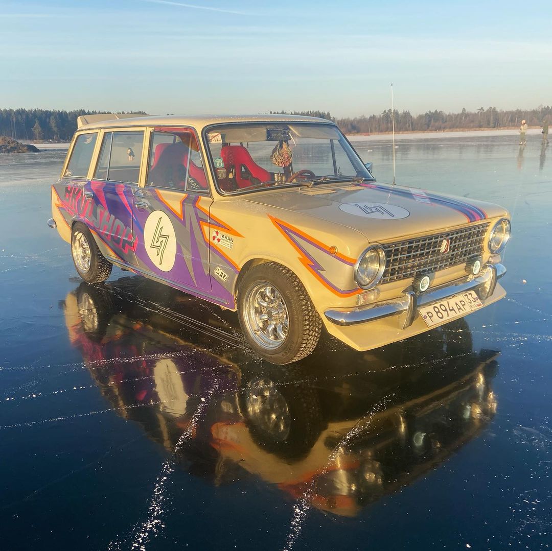 Сезон зимних заездов открыт. Автомобилисты и мотоциклисты вышли на лед.