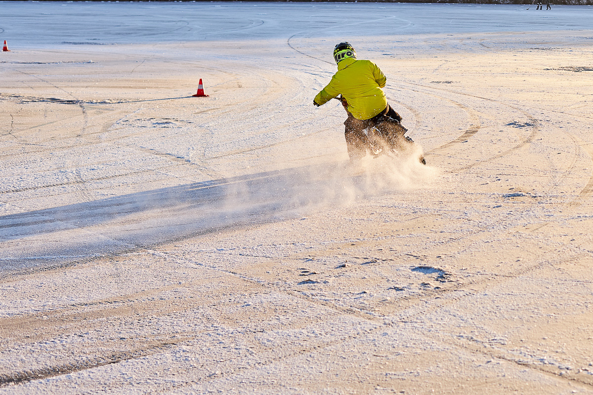 Сезон зимних заездов открыт. Автомобилисты и мотоциклисты вышли на лед.