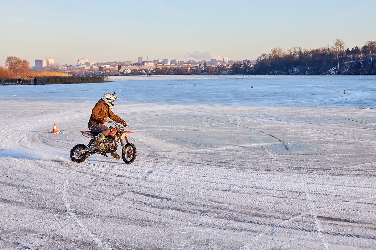 Сезон зимних заездов открыт. Автомобилисты и мотоциклисты вышли на лед.