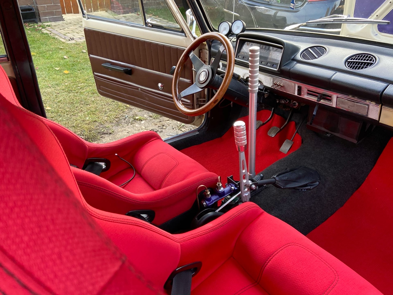 Сезон зимних заездов открыт. Автомобилисты и мотоциклисты вышли на лед.