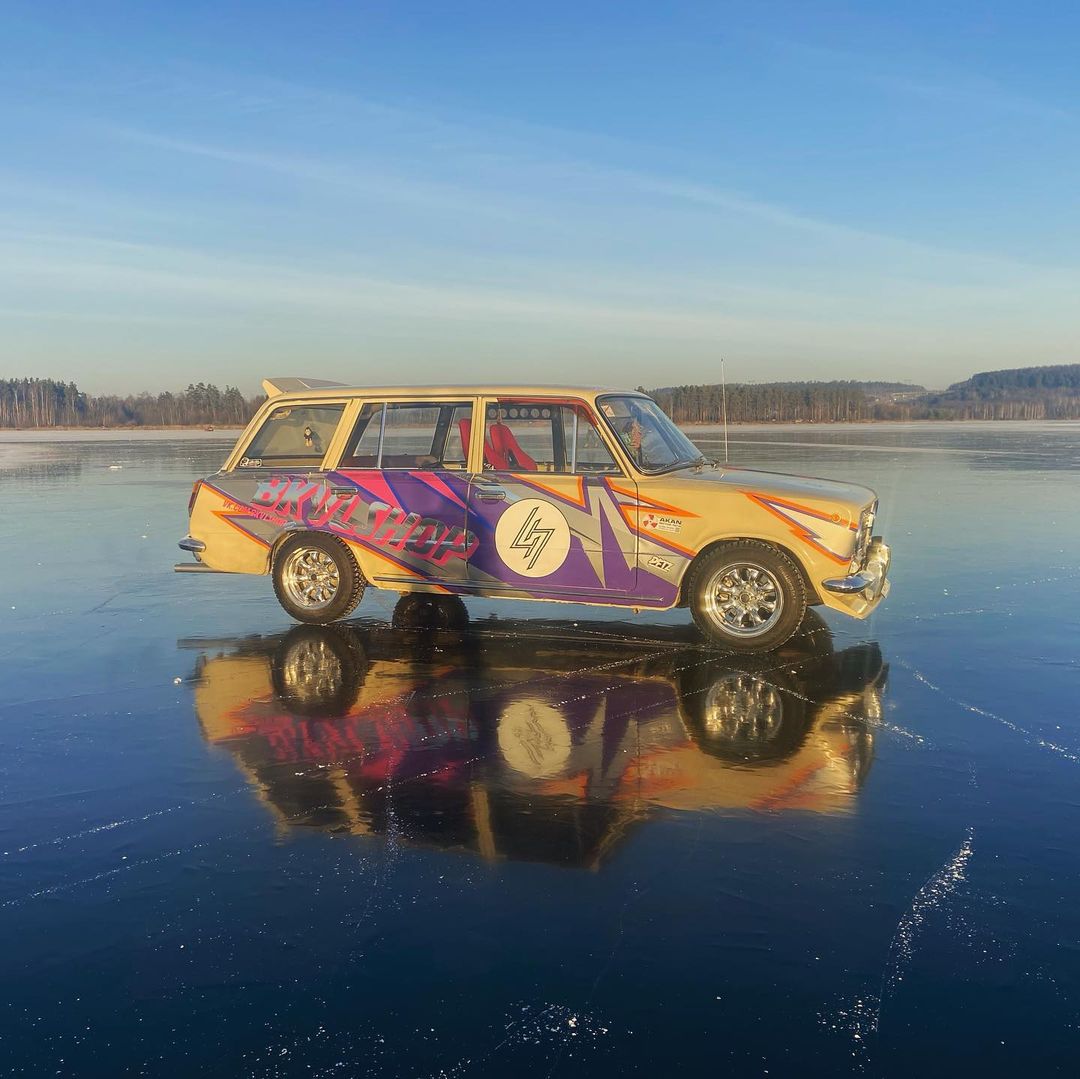 Сезон зимних заездов открыт. Автомобилисты и мотоциклисты вышли на лед.