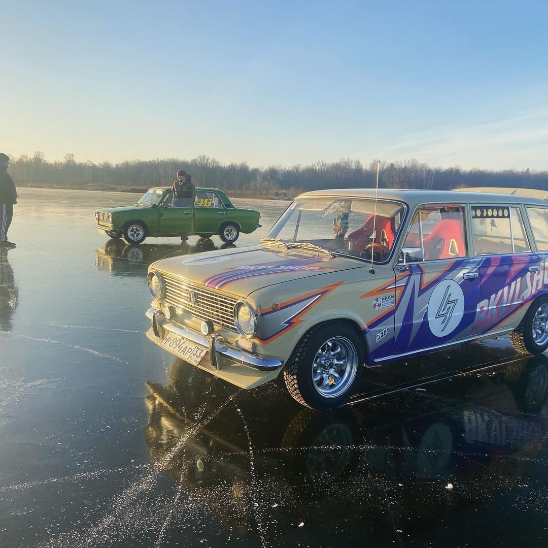 Сезон зимних заездов открыт. Автомобилисты и мотоциклисты вышли на лед.